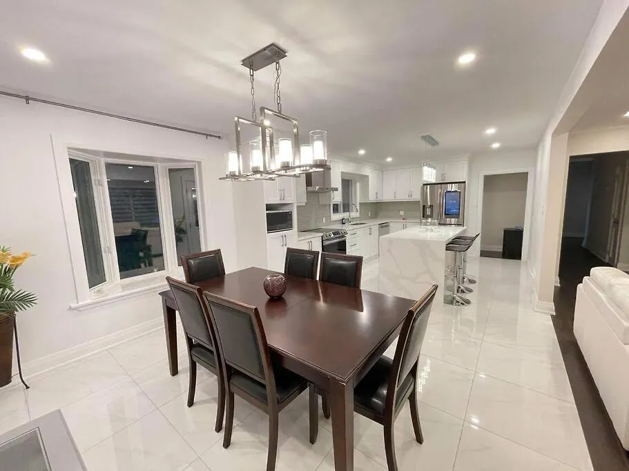 3-Bedroom Modern Luxury Apartment In The Heart Of City Toronto
