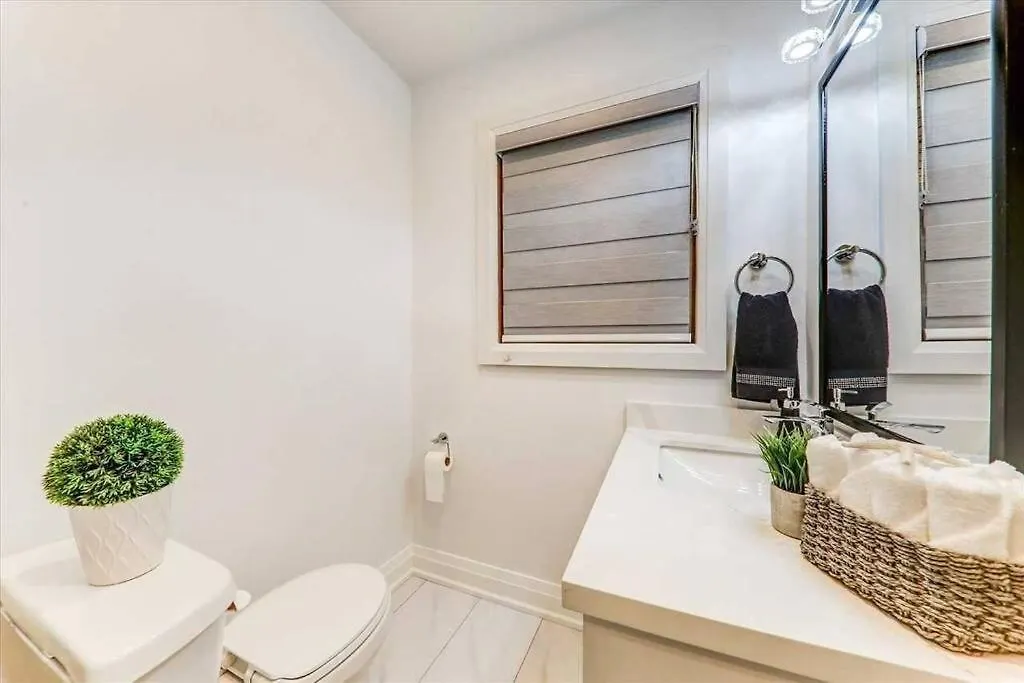 3-Bedroom Modern Luxury Apartment In The Heart Of City Toronto