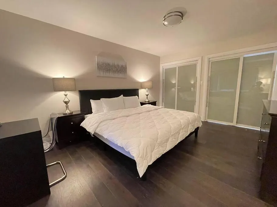 3-Bedroom Modern Luxury Apartment In The Heart Of City Toronto