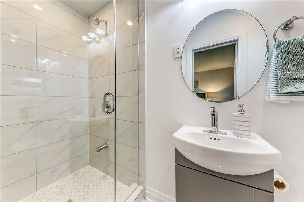 3-Bedroom Modern Luxury Apartment In The Heart Of City Toronto